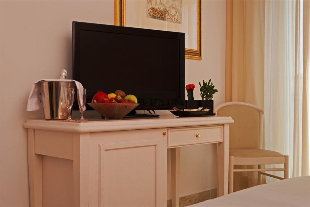 Hotel Ambra Мілано-Маріттіма Екстер'єр фото